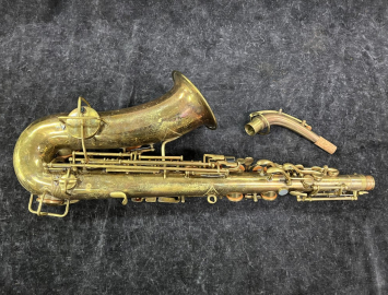 Photo Vintage American-made Wurlitzer Alto Saxophone - Serial # 154692